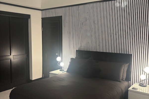 Apartamento luxo | Individualmente decorados, escrivaninha, ferros/tábuas de passar roupa