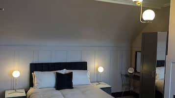 Deluxe-Doppelzimmer, Buchtblick | Schreibtisch, Bügeleisen/Bügelbrett, kostenloses WLAN