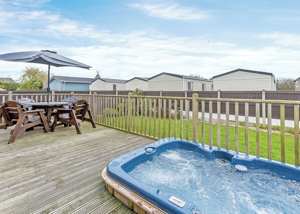 Outdoor dining - 1 bedroom accommodation in Talacre, Holywell (Talacre, Holywell)