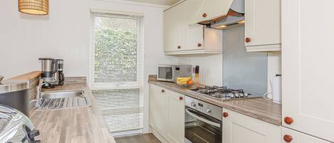 Réfrigérateur, four, plaque de cuisson, grille-pain