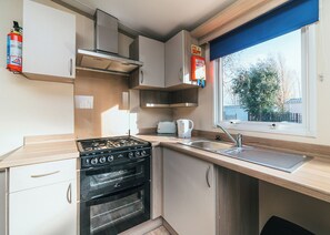 Een koelkast, een oven, een kookplaat, een broodrooster