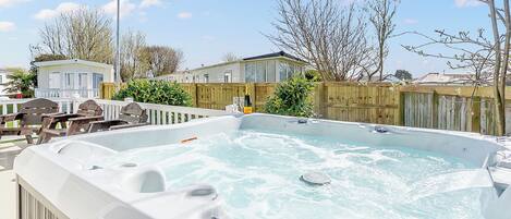 Tina de hidromasaje al aire libre