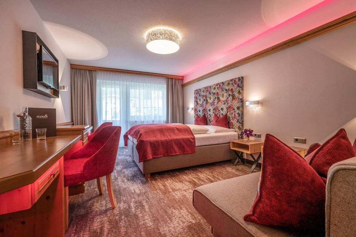Deluxe tweepersoonskamer, balkon, uitzicht op bergen | Hypoallergeen beddengoed, een kluis op de kamer, gratis babybedden