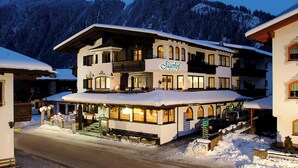 A hotel with a sign reading "Jägerhof" in front of a mountain backdrop. - Hotel Jägerhof (Mayrhofen)