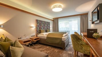 Deluxe-Doppelzimmer, Balkon, Bergblick | Allergikerbettwaren, Zimmersafe, kostenlose Babybetten, Reisekinderbett