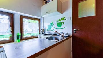 Fridge, cookware/dishes/utensils