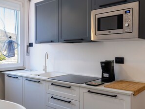 Kühlschrank, Mikrowelle, Kochgeschirr/Geschirr/Besteck