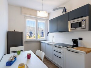 Kühlschrank, Mikrowelle, Kochgeschirr/Geschirr/Besteck