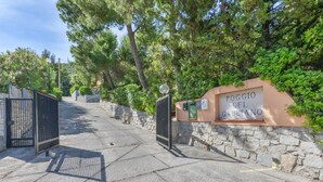 A stone wall with a sign reading "Poggio del Gabbiano". - Sunny House by Interhome (Marina di Campo)
