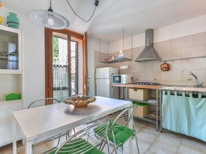 Réfrigérateur, micro-ondes, four