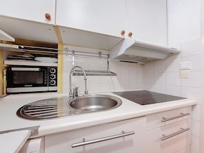 Kjøleskap, mikrobølgeovn, ovn og kjøkkenutstyr