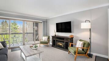 Tv, eldstad och kontor