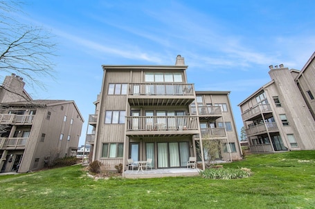 Exterior. Stay and Play at Fore Seasons!