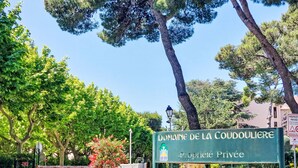 A sign for Domaine de la Coudouliere, a private property. - Jardin D'Azur by Interhome (Six Fours La Coudoulière)