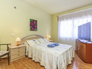4 bedrooms, desk, internet