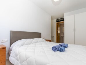3 bedrooms, desk, internet