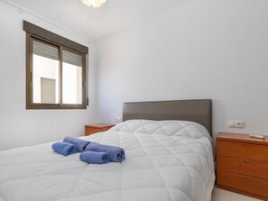 3 bedrooms, desk, Internet