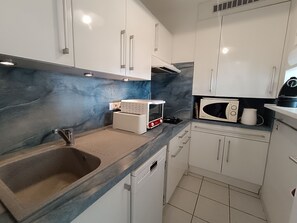 Fridge, microwave, dishwasher, cookware/dishes/utensils - Le Semiramis by Interhome (Saint-Raphaël)
