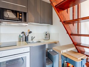 Refrigerador, microondas y utensilios de cocina 