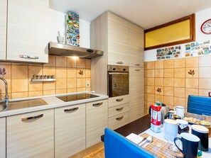 Kühlschrank, Ofen, Geschirrspüler, Kochgeschirr/Geschirr/Besteck