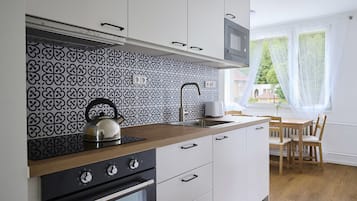 Jääkaappi, mikroaaltouuni, uuni, astianpesukone