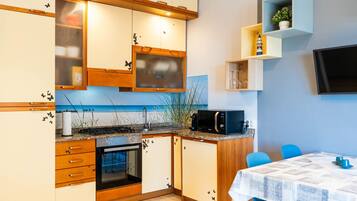 Kühlschrank, Mikrowelle, Geschirrspüler, Kochgeschirr/Geschirr/Besteck