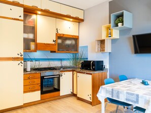 Fridge, microwave, dishwasher, cookware/dishes/utensils