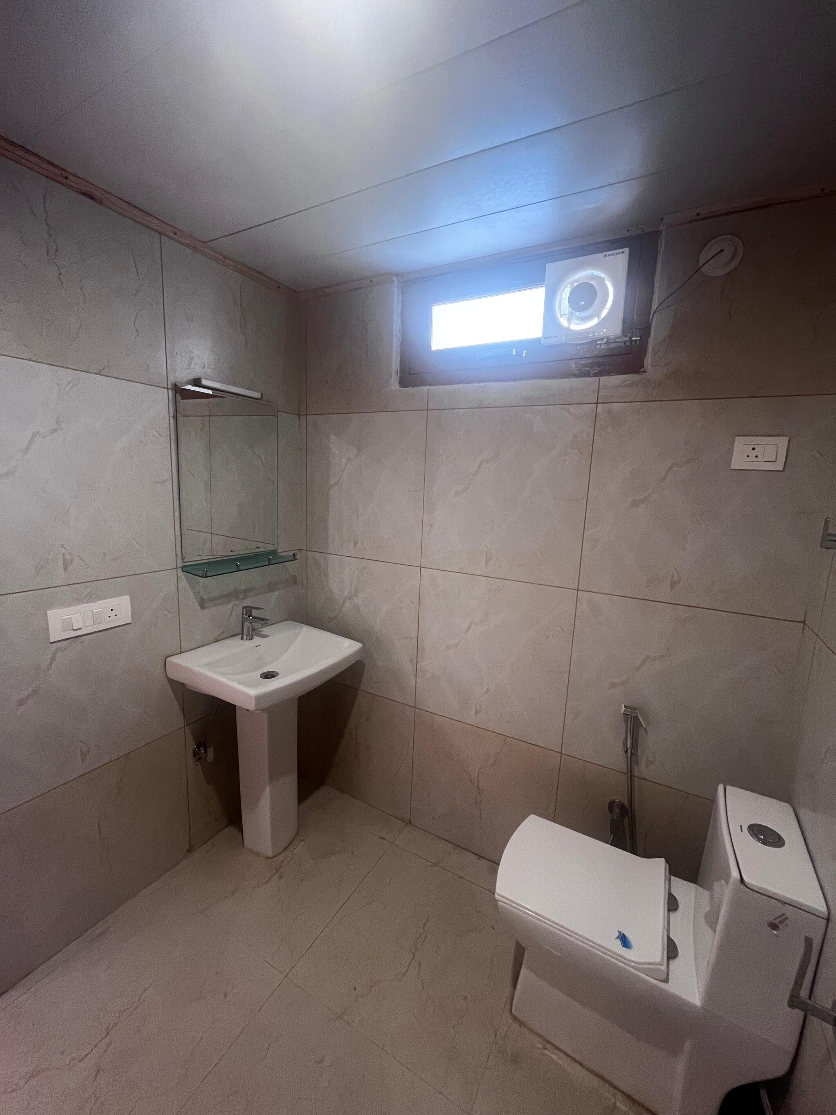 Family Room | Bathroom | Shower, rainfall showerhead, free toiletries, towels
