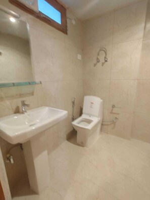 Shower, rainfall showerhead, free toiletries, towels - Green Woods (Manali)