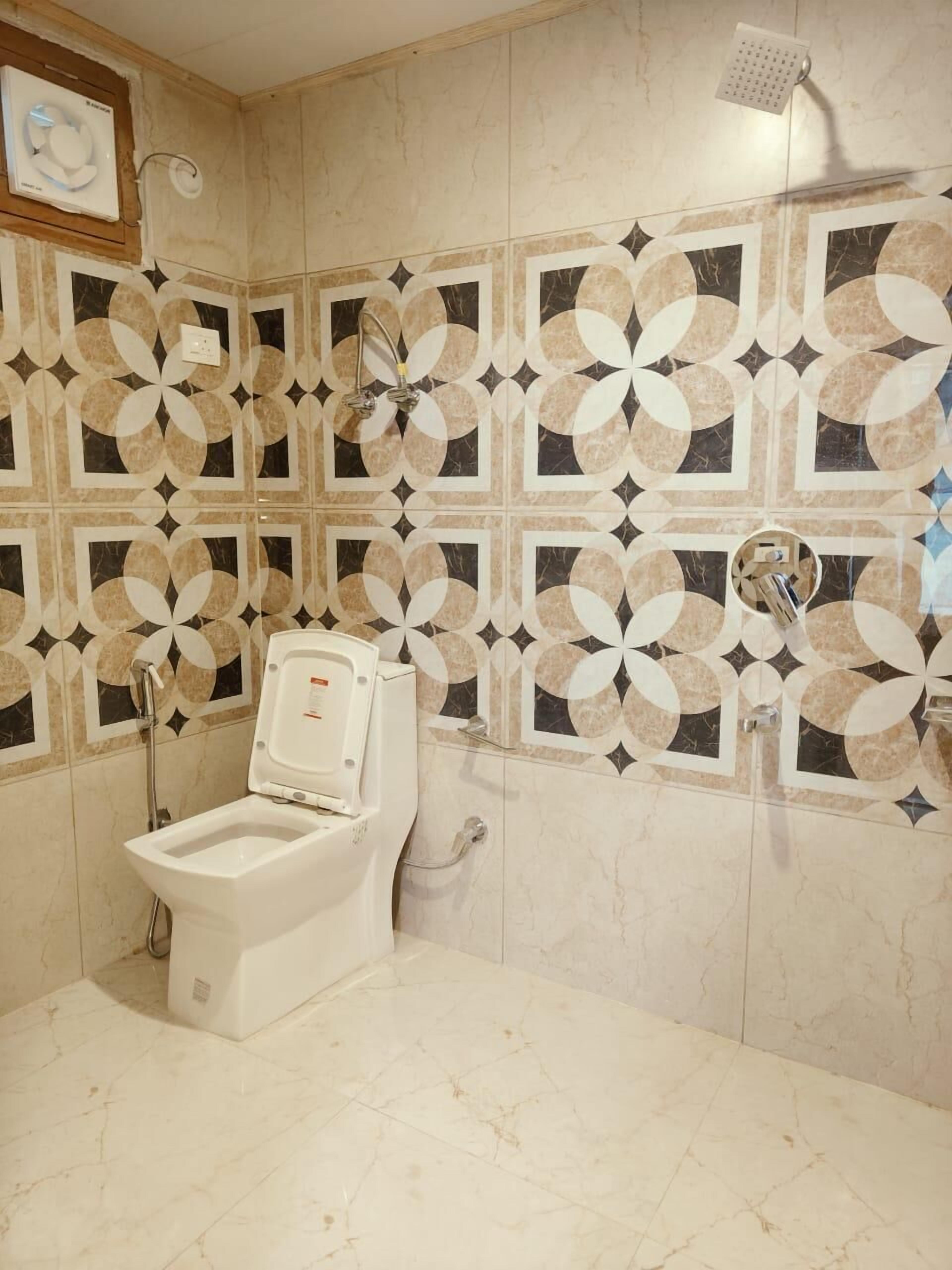 Deluxe Double Room | Bathroom | Shower, rainfall showerhead, free toiletries, towels