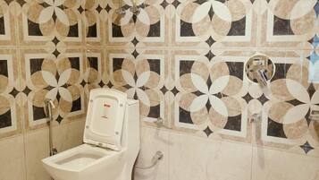 Deluxe Double Room | Bathroom | Shower, rainfall showerhead, free toiletries, towels