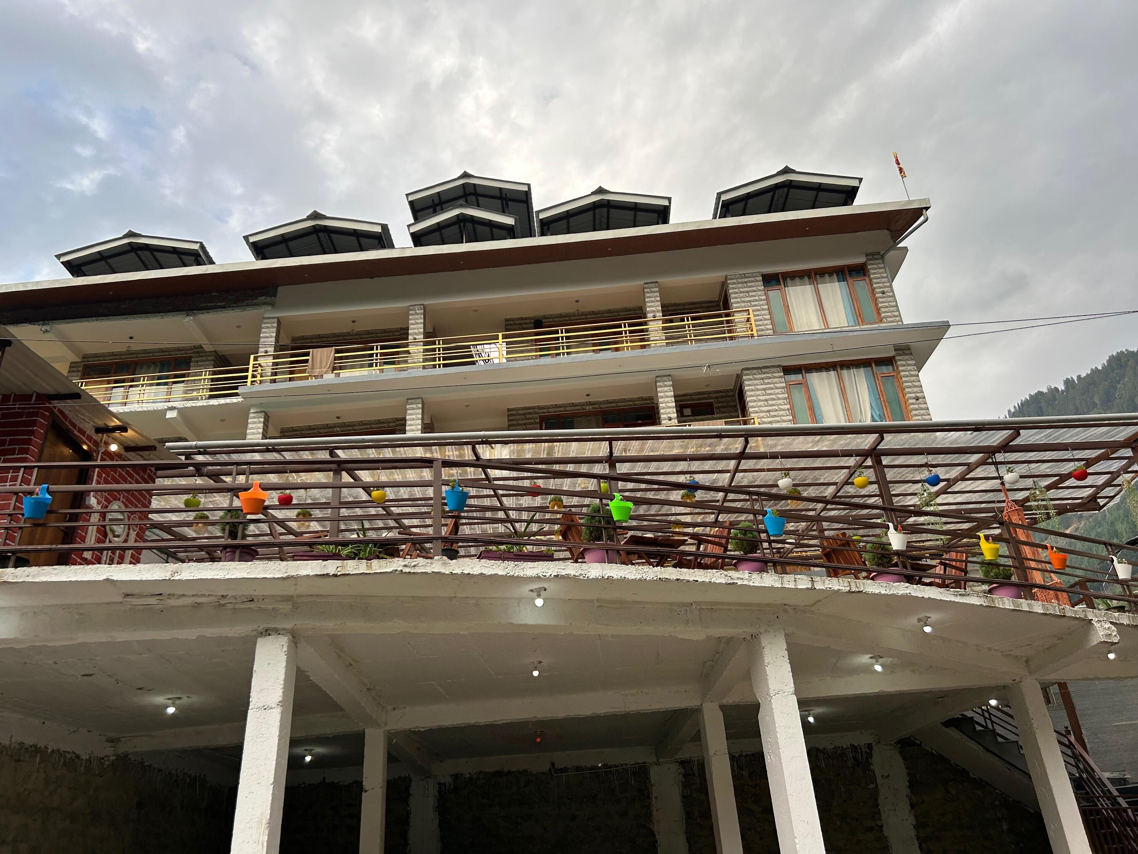 住宿正面 - 傍晚/夜晚