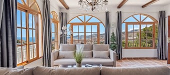 Villa exclusiva con vistas panorámicas y piscina privada