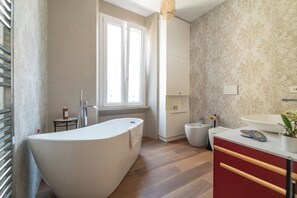 Shower, hair dryer, bidet, towels - NUANCES THE COLOSSEUM APARTMENT - Your vacation in the heart of Rome (Roma)