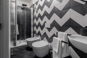 Dobbeltrom – deluxe, privat bad, byutsikt | Bad | Dusj, toalettartikler (inkludert), hårføner og håndklær