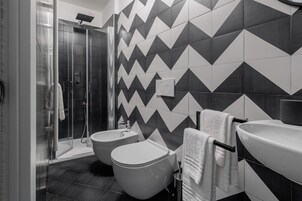 Habitación Deluxe doble, baño privado, vistas a la ciudad | Baño | Ducha, artículos de higiene personal gratuitos y secador de pelo