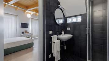 Doppia Deluxe, bagno privato, vista città | Bagno | Doccia, set di cortesia gratuito, asciugacapelli, asciugamani