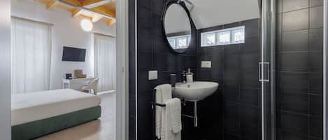 Deluxe-Doppelzimmer, eigenes Bad, Stadtblick | Badezimmer