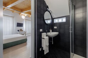 Dobbeltrom – deluxe, privat bad, byutsikt | Bad | Dusj, toalettartikler (inkludert), hårføner og håndklær