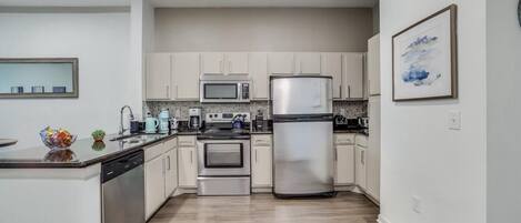 Frigorífico, microondas, horno y placa de cocina