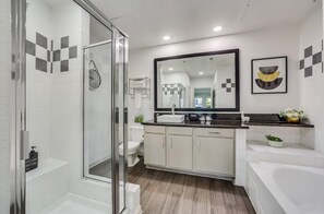 Douche, serviettes fournies, savon, papier toilette