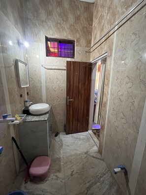 Douche, serviettes fournies, savon