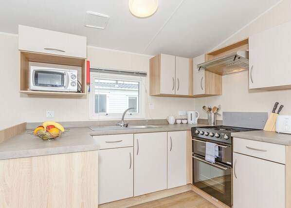 Fridge, oven, stovetop, toaster - 3 bedroom accommodation in Talacre, Holywell (Talacre, Holywell)