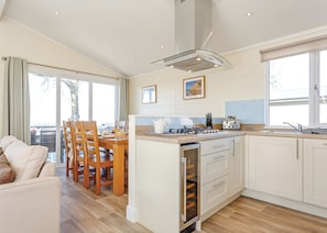 Jääkaappi, uuni, liesi, astianpesukone