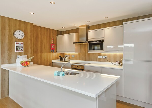 Fridge, oven, stovetop, dishwasher - 4 bedroom accommodation in Pocklington, York (Pocklington, York)