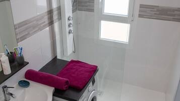 Douche, serviettes fournies, papier toilette