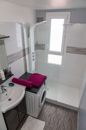 Dusche, Handtücher, Toilettenpapier