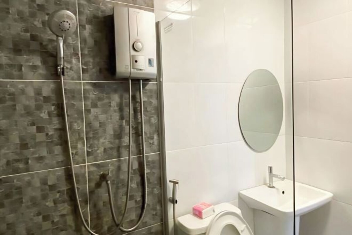 Un baño con ducha, inodoro y lavamanos.