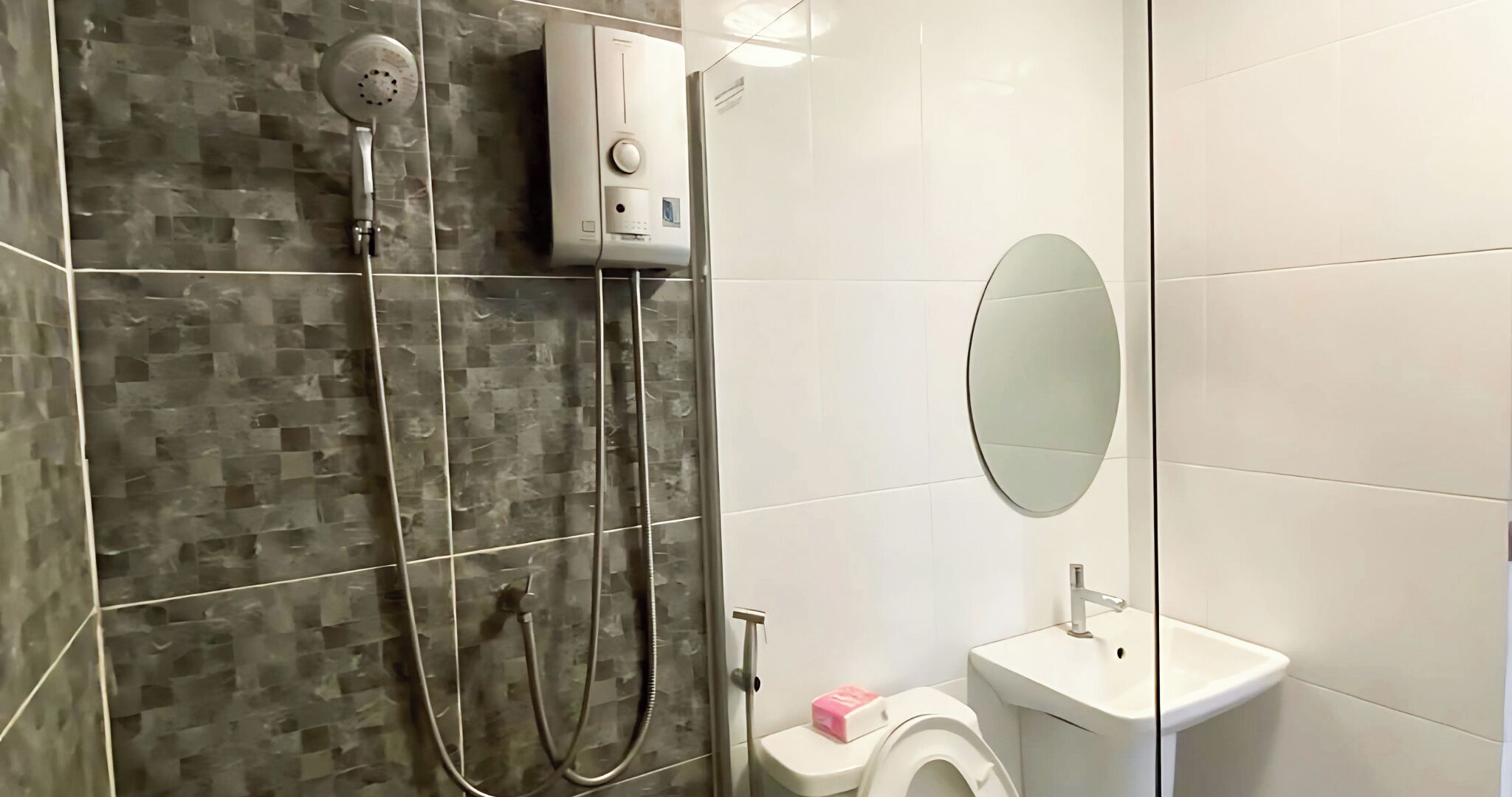 Un baño moderno con ducha, inodoro y lavamanos.