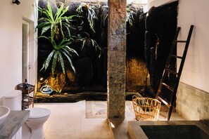 Dusche, Haartrockner, Handtücher, Toilettenpapier